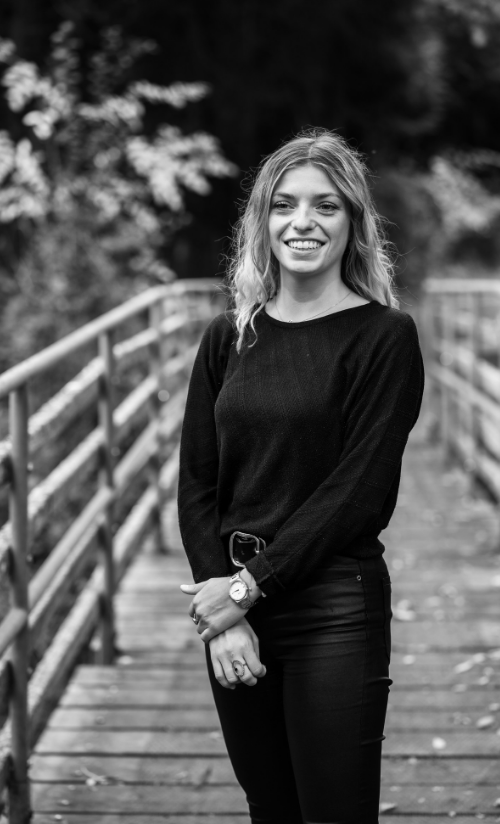Julie Après son apprentissage à nos côtés, Julie assure le suivi de chantier. Elle se déplace régulièrement sur votre construction et assure l'intervention des artisans les uns après les autres sur le chantier.